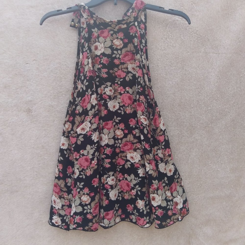 Sleeveless rose patterned blouse